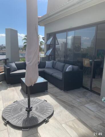 Luxury Corner House, 5 minutes walk to the beach. gallery image 3