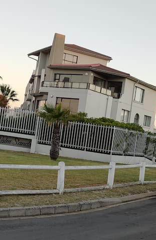 Luxury Corner House, 5 minutes walk to the beach.