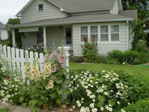 1906 Cottage Garden-No Cleaning Fee!