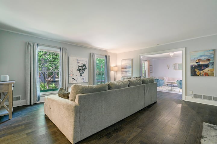 Très grande pièce à vivre avec un canapé confortable qui peut accueillir deux personnes si nécessaire. 