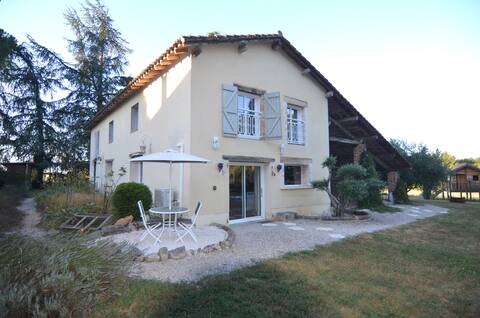 Charming house with a pool and wide open spaces