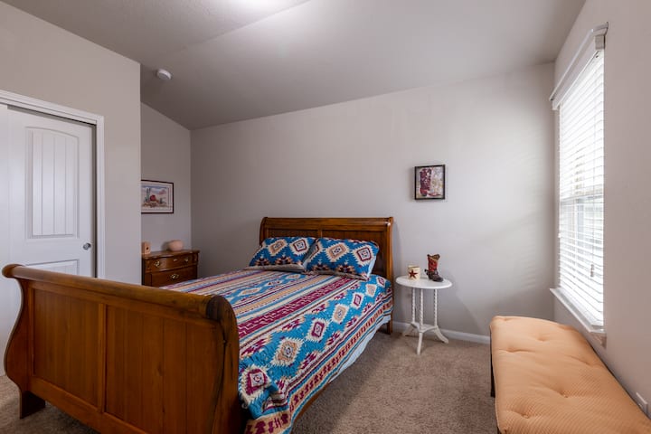 Spálňa na poschodí s manželskou posteľou Queen a vlastnou kúpeľňou.  Nachádza sa na hornom poschodí v blízkosti herne.