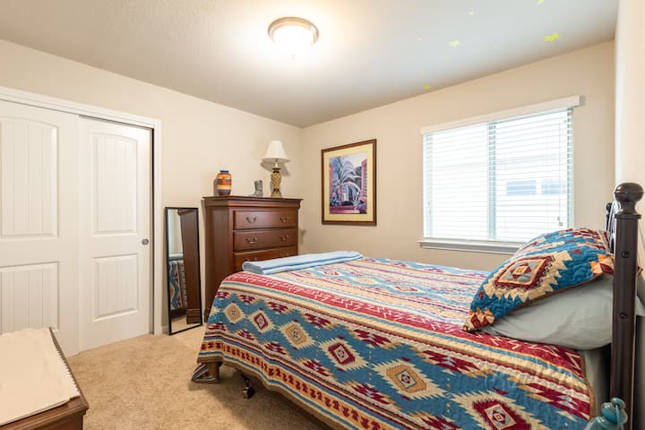 Spálňa sa nachádza na hlavnom poschodí s manželskou posteľou a veľkým šatníkom