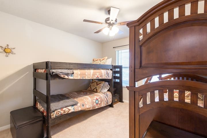 Izba s poschodovou posteľou na hlavnom poschodí.  Počet lôžok 4