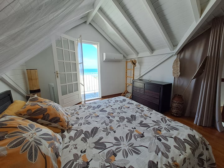Bedroom 2 in mezzanine with mosquito net, air conditioning and sea view