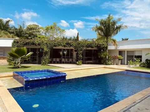 SAKURA HOME country house with pool and jacuzzi