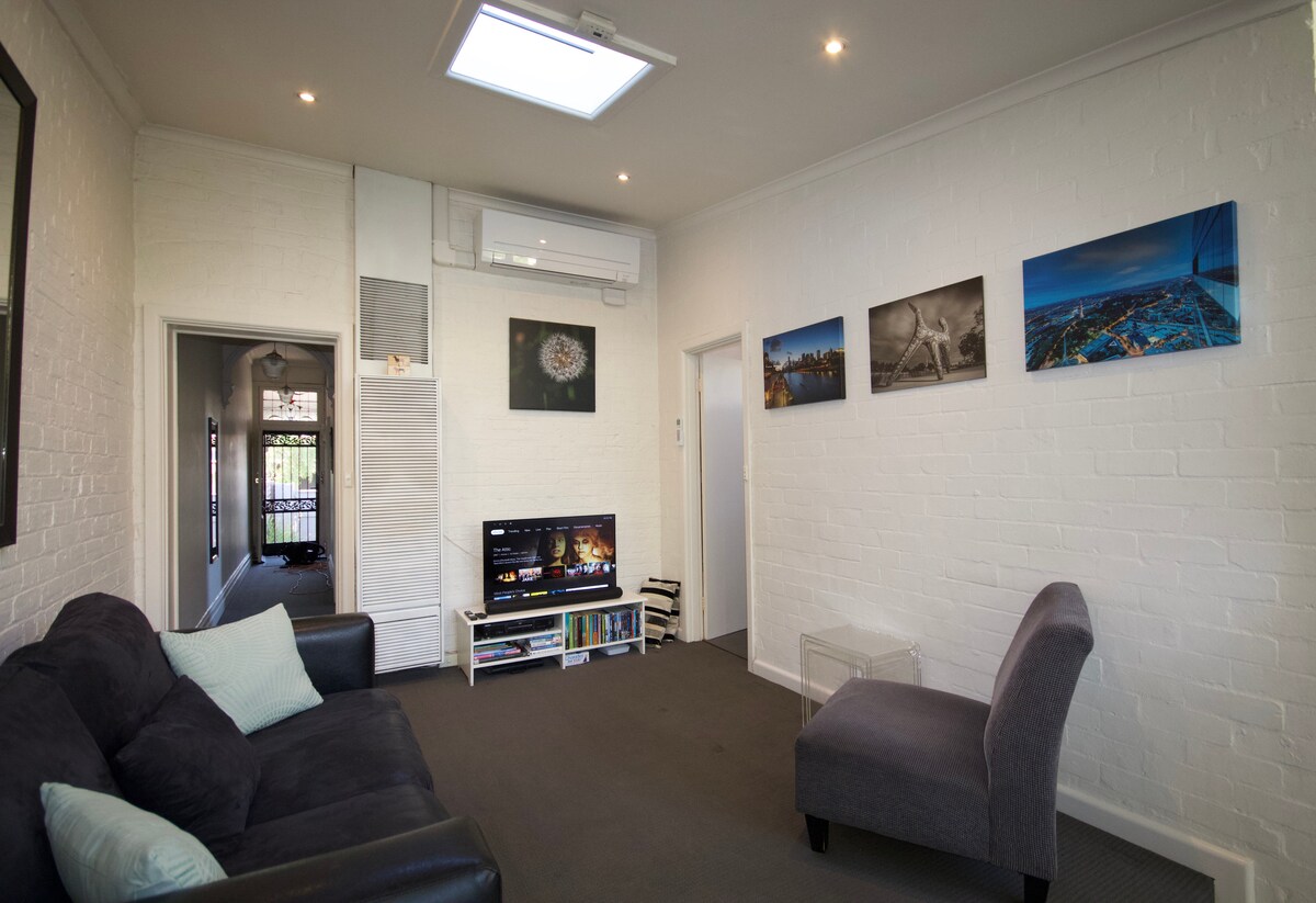 Top Airbnb: Charming 1890s Richmond cottage, walk to MCG. in Richmond