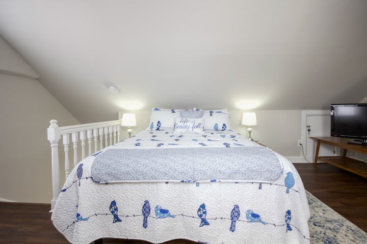Queen bed and tv in the upstairs bedroom.
