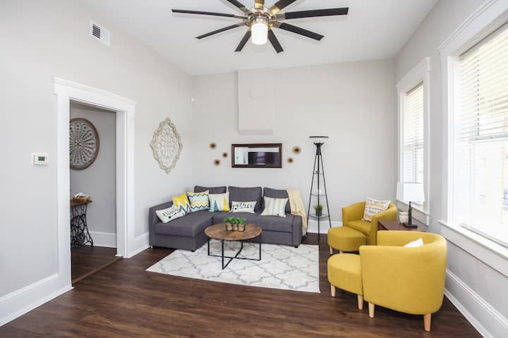 Living room includes couch that pulls out into a queen size bed, sheets are stored in a drawer in the master bedroom dresser.
Please leave sheets in laundry room if they are used.