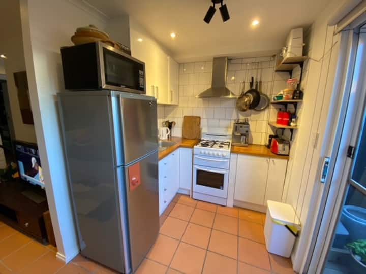 Private 1 Bed Apt, 1 Min To Train, Cafes, Shops - Melbourne