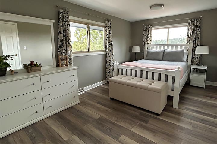 Основната спалня разполага с двойно легло, самостоятелна баня и достъп до балкона на горния етаж.