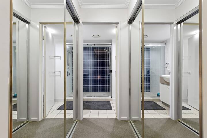 Central Heights ~ 2Bed/2Bath/Car/Pool/Views ~ CBD gallery image 5