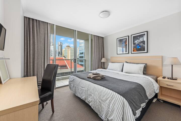 Central Heights ~ 2Bed/2Bath/Car/Pool/Views ~ CBD gallery image 4
