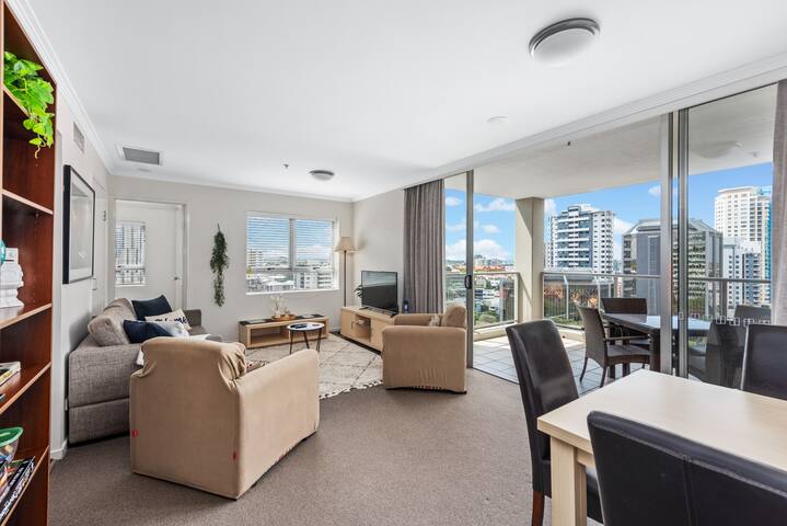 Central Heights ~ 2Bed/2Bath/Car/Pool/Views ~ CBD gallery image 2