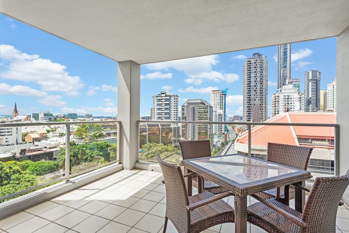 Central Heights ~ 2Bed/2Bath/Car/Pool/Views ~ CBD