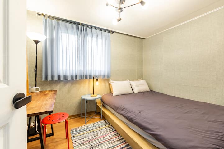 חדר 1 - מיטת קווין סייז אחת (150 ס"מ * 200 ס"מ), שולחן הלבשה,  מזגן (בעונת הקיץ)