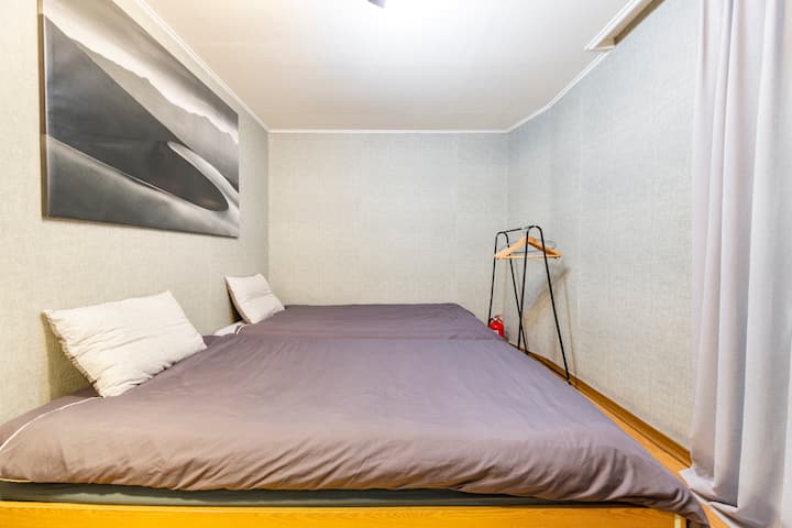 חדר 2 (חדר ראשי) - שתי מיטות יחיד (110 ס"מ x 200 ס"מ כל אחת), טלוויזיה, מראת גוף מלאה, מזגן,  2 קולבים להלבשה (אחד קטן/אחד גדול)     