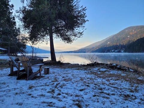 Beautiful Rustic Lakefront Cabin, Moyie BC