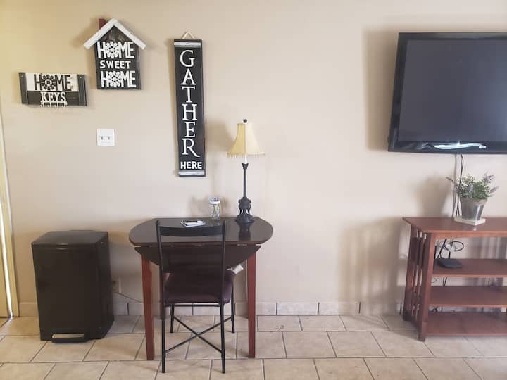 Cheerful & Cozy, Centrally Located - 라스크루시스