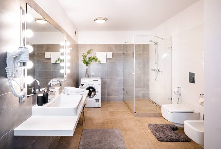 6BR+2Bath LUX Penthouse + Terrace, V!EWS + A/C gallery image 5