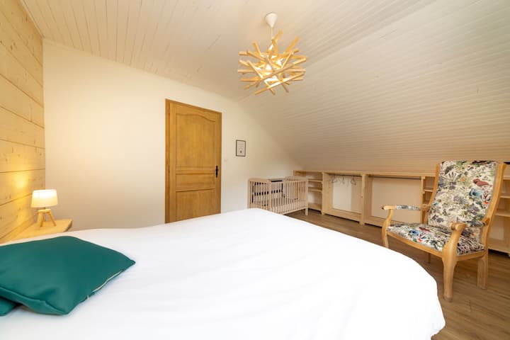 غرفة نوم رئيسية في الطابق العلوي ، سرير بمقاس كينج 160 × 200، مع سرير أطفال