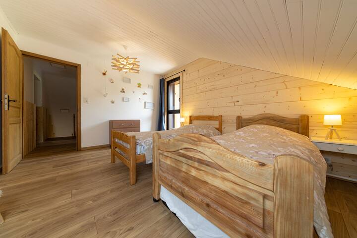 غرفة نوم للأطفال في الطابق العلوي بسريرين 90 × 200+ ثالث إضافي