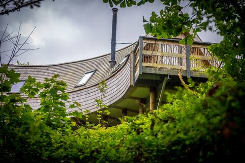 Romantic tree house with hot tub