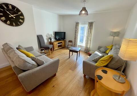 The Knots - Airy 3 bedroom flat in buzzy Bridport