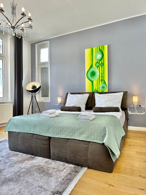 Central 4 bedrooms, 2 bathrooms, kitchen, glass conservatory