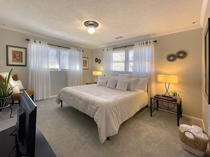 Голяма, родителска спалня със самостоятелна баня и кът за сядане за четене и релаксация.