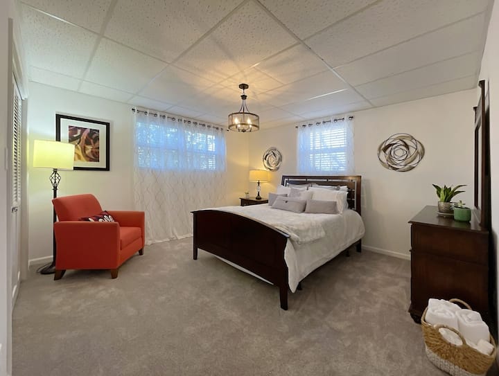 Просторна четвърта голяма спалня с двойно легло queen size с много светлина и кът за сядане за четене и релаксация. Също така има надуваем матрак в килера за допълнително подреждане на спането