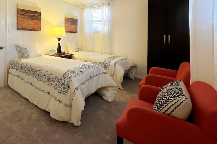 Пета спалня с две единични легла, които лесно могат да бъдат поставени заедно, за да образуват голямо двойно легло с кът за сядане за разпускане.