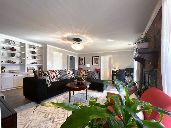 Нашата уютна всекидневна с много удобен разтегателен диван и камина. 