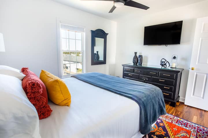 Comfortable Bosun's Cabin (2nd floor, Southwest), with views of Murrells Inlet to the West!  Brand new 14" plush memory foam mattress! Brand new soft sheets and blankets! Nightstand charging station with 4 electrical outlets, USB C, and 4 USB ports!