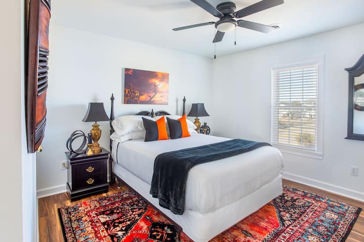 Spacious Quartermaster's Cabin (main level, Southwest). Brand new 14" plush memory foam mattress! Brand new soft sheets and blankets! 4 pillows to choose from! Power up and recharge yourself and your electronic devices with USB C, and 4 USB ports!