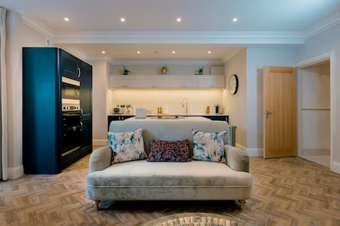 Successful Airbnb property: WOW! Spacious 3-bedroom flat perfectly located in Eastfield