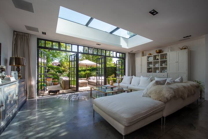 Luxury London townhouse with landscaped garden gallery image 5