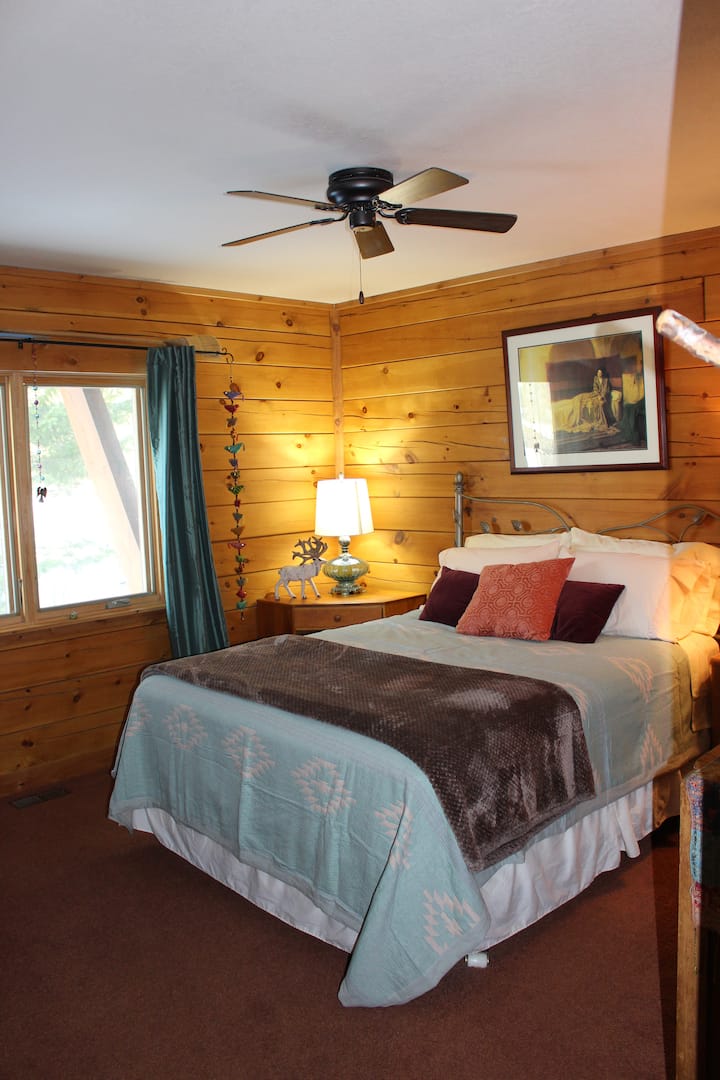 Spálňa č.3 manželská posteľ Queen; na prízemí.