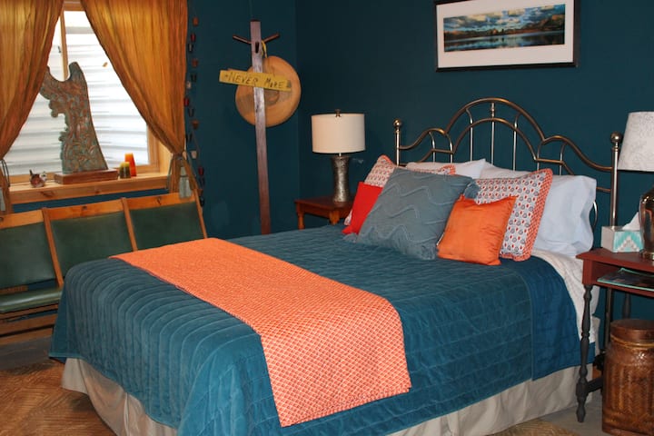 Spálňa č.4 v dokončenom suteréne.  Pekné a chladné tu v letných mesiacoch. Vintage divadelné sedadlá obklopujú posteľnú bielizeň s priestorom na batožinu. 