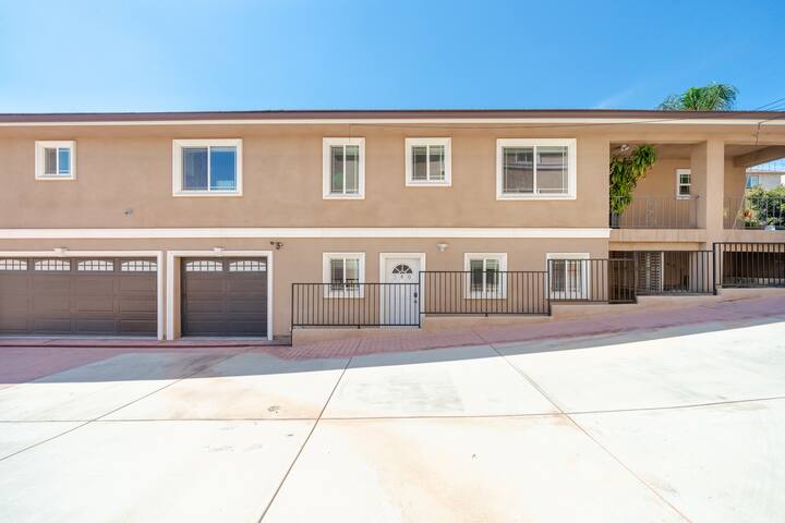 40 ppl 2 houses 13 Bedrooms btw Disney Hollywd gallery image 3