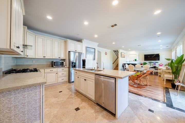 40 ppl 2 houses 13 Bedrooms btw Disney Hollywd gallery image 4