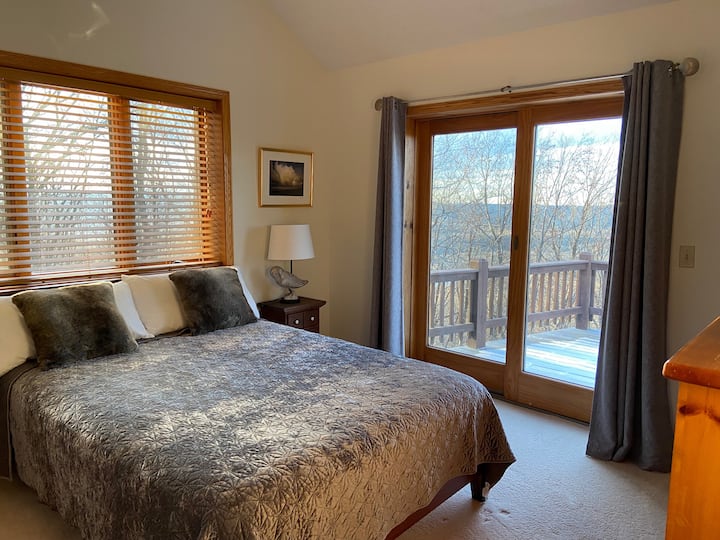 Master slaapkamer twee.  Queensize bed.  Eigen volledig bad.