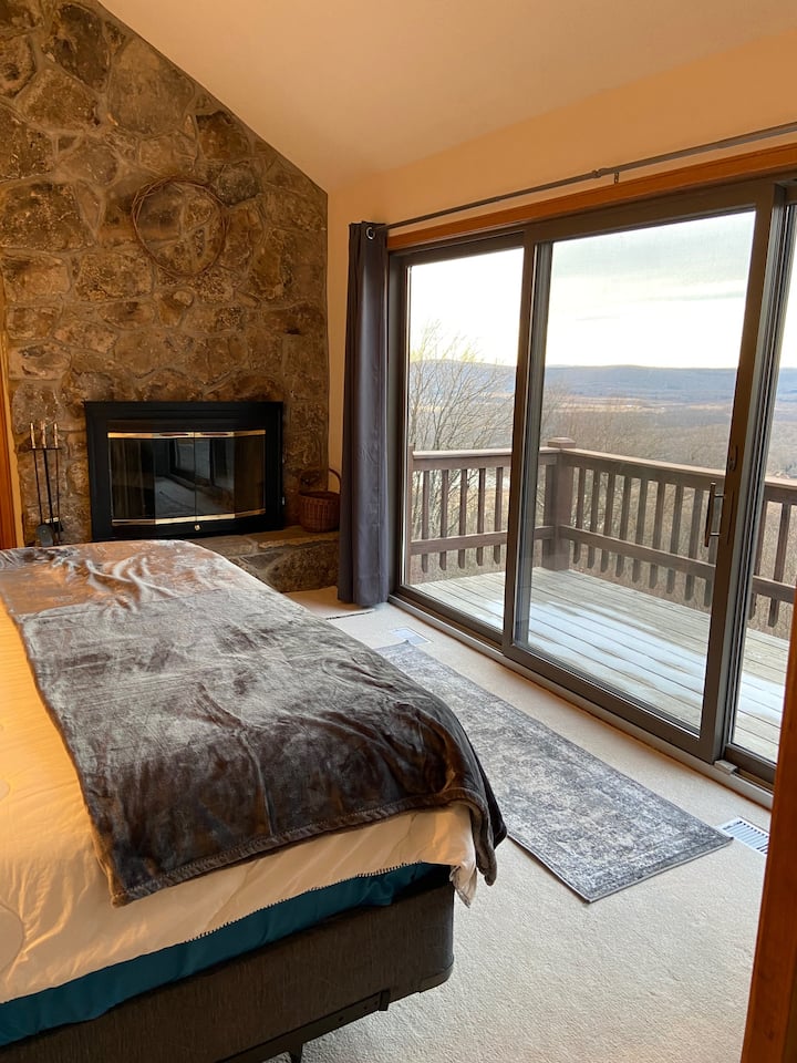 Dek in de hoofdslaapkamer met uitzicht.