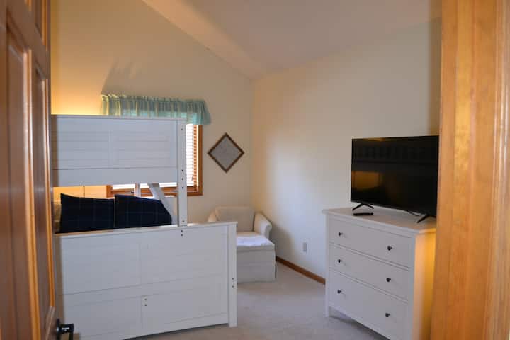 Stapelkamer naast de hoofdslaapkamer.  Volledige onderkant, eenpersoonsbed.