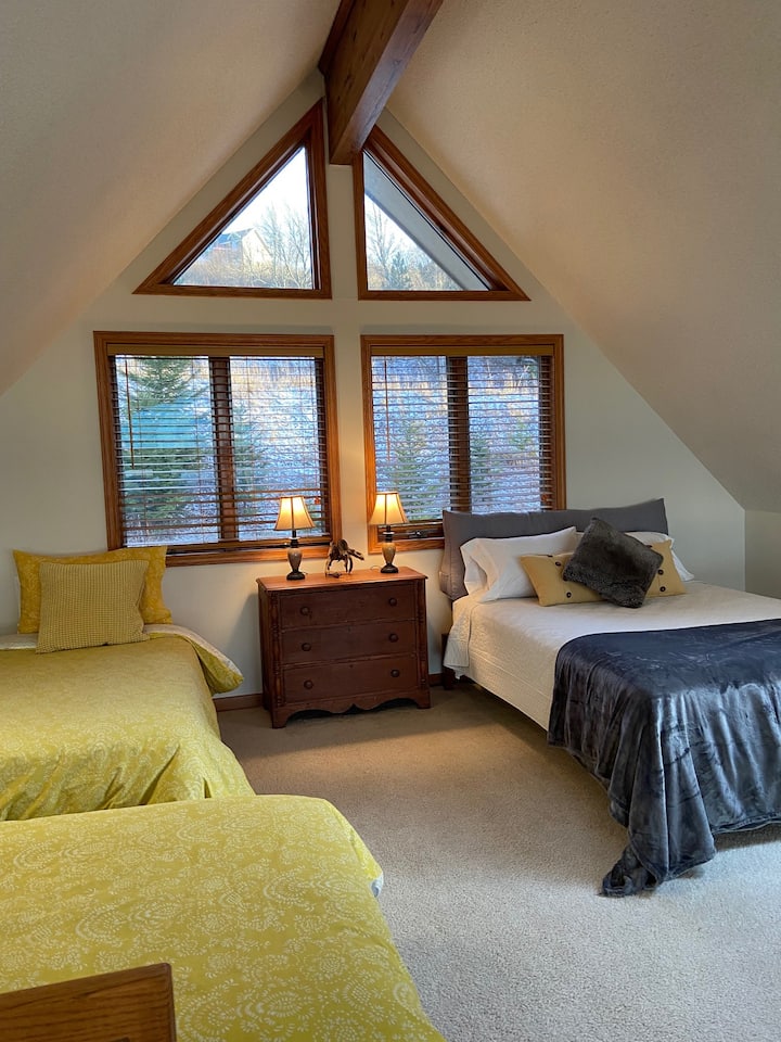 Open loft (slaapkamer 5).  Queensize bed en twee eenpersoonsbedden. 