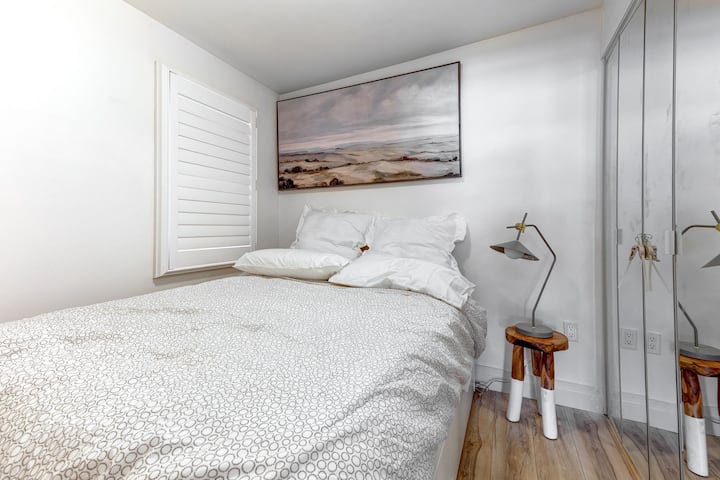 Guest wing, first floor, guest room.