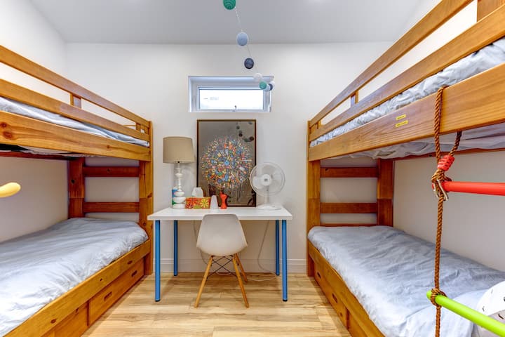 Second floor guest room. 4 single beds. 250 lbs maximum for top bunks. Work desk and chair.