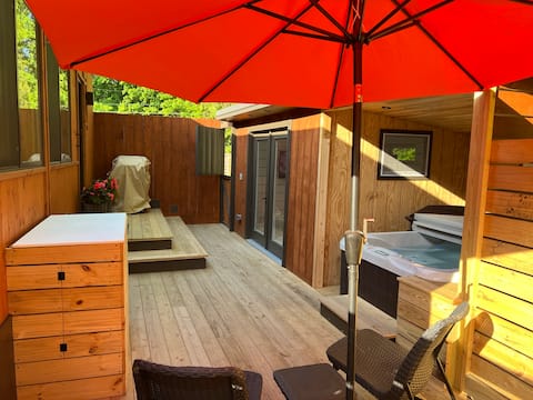 Sugar Shack | Romantic Tiny Home + Hot Tub