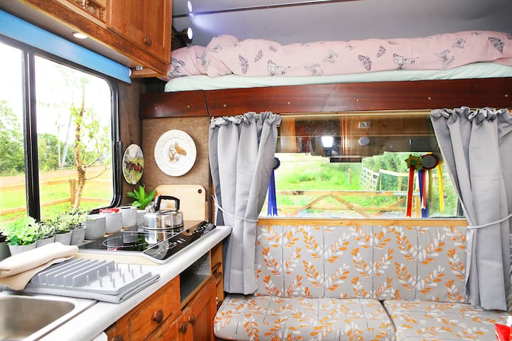 Klein tweepersoonsbed boven taxi, plus extra tweepersoonsslaapbank