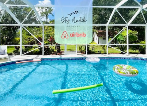 Luxury Stay: Heated Pool, Vast Yard, Picnic table.